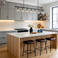 Meubles de cuisine Shaker sur mesure en bois gris clair, design d'îlot cannelé, armoires de garde-manger modulaires en bois, projet AU