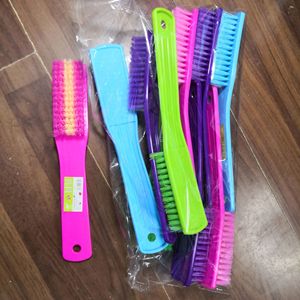 Cepillo de plástico para zapatos con lazo para colgar y cerdas duras para limpiar calzado - Product Image 1