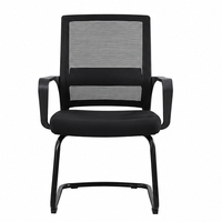 Chaise de visiteur moderne en maille avec base en acier et accoudoirs fixes, idéale pour les salles de réunion