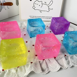ของเล่นบีบคลายเครียดแบบขายส่ง ของเล่นบีบสควิชชี่หลากสีสัน ของเล่นบีบมอลโทสแบบลูกบาศก์มันวาว - Product Image 6
