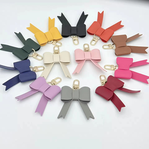 Porte-clés et breloque de <span class=keywords><strong>sac</strong></span> à <span class=keywords><strong>main</strong></span> en cuir PU de luxe pour <span class=keywords><strong>femme</strong></span> avec nœud, porte-clés mignon de marque automobile pour cadeaux promotionnels d'affaires - Product Image 2