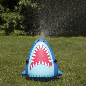 Rociador de agua inflable con forma de cabeza de tiburón de 50 cm, juguete de PVC para jugar al aire libre en el jardín y el parque. - Product Image 1