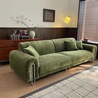 Canapé en chenille vert mousse de style moderne avec accoudoirs en métal mat et chenille ultra-douce pour salons et studios rétro