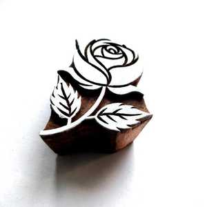 Sello de madera tallado a mano con diseño de rosa y hoja de palisandro para arte textil indio - Product Image 1