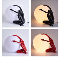 Lampe de table sculpturale moderne nordique créative en forme d'humanoïde tenant une boule, décoration de portrait, lampe de chevet de chambre à coucher, lampe de bureau à boule ronde