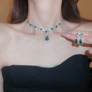 Ensemble collier et boucles d'oreilles clous 2 pièces en cristal et strass, style Feng Shui goutte d'eau, incrusté de zircon, luxe léger, personnalisé et élégant - Product Image 2
