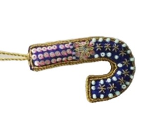 Monograma de tela morada de primera calidad con bordado dorado, aplique del alfabeto indio Zardozi con la letra J, pieza decorativa del fabricante. - Product Image 2