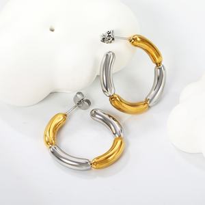 Nuevos Aretes de Moda Chapados en Oro, de Acero Inoxidable, con Diseño Irregular CC, Pequeños, con Perlas en Forma de Gota de Agua, Joyería, Aretes Huggies de Colores Mixtos - Product Image 4