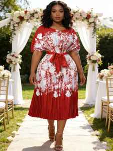 فستان ميدي مطوي بنقشة زهور وردية للنساء ذوات المقاسات الكبيرة - بأزرار أمامية وأكمام قصيرة وحزام، مناسب لحفلات الزفاف والكوكتيل - Product Image 3