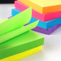 76 X 76 Lembar Catatan Tempel Warna Neon Kertas Notepad Stiker Dekoratif Perekat Sendiri Kemasan Kustom