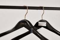 Cintres en bois haut de gamme Pagu KB-043 avec crochets métalliques antidérapants, surface traitée au four, résistants à l'humidité et aux rayures