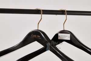 Perchas de Madera de Alta Gama Pagu KB-043 con Ganchos Metálicos Antideslizantes, Tratamiento de Superficie Horneado, Resistentes a la Humedad y a los Arañazos - Product Image 6