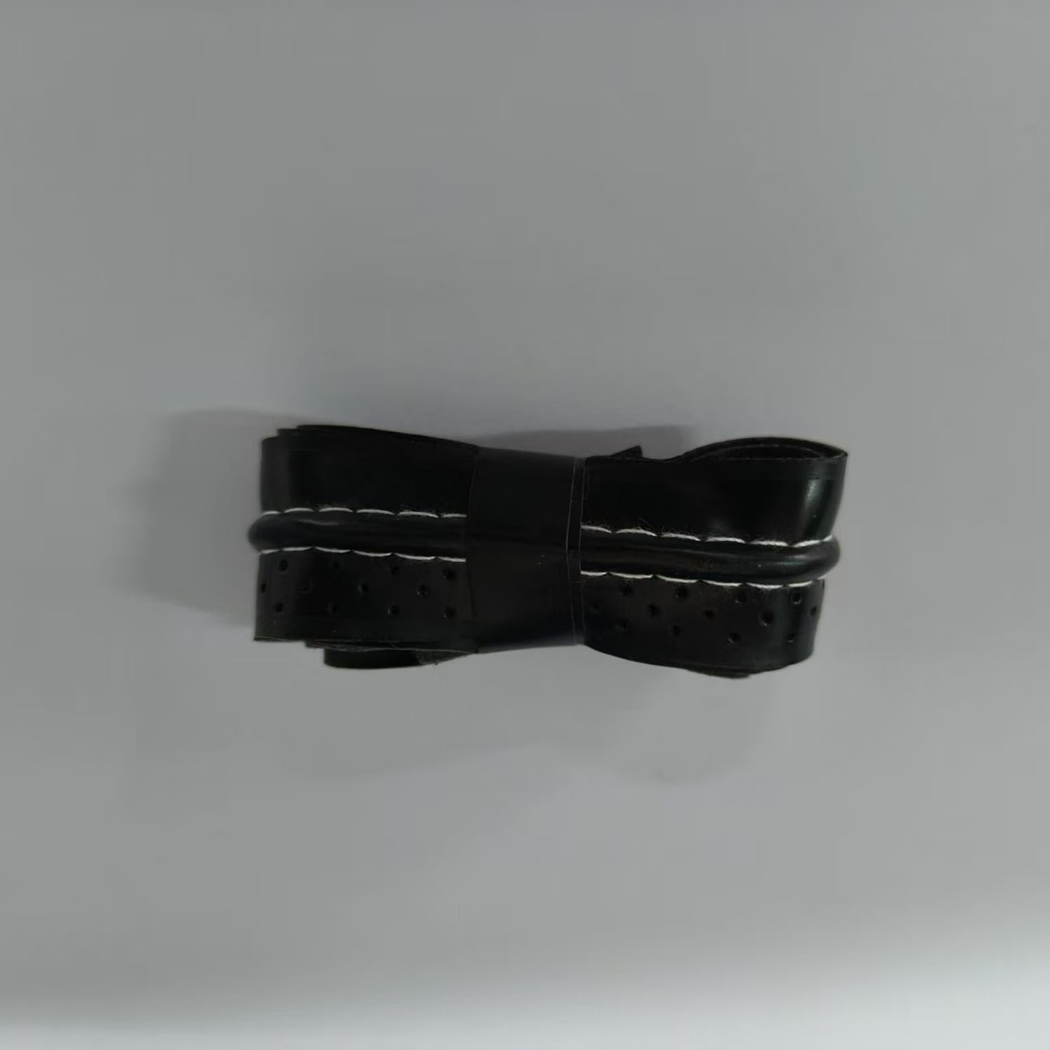 1 cuero negro con hilo blanco