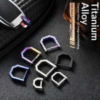 Porte-clés de voiture portable en alliage de titane sablé pour l'extérieur avec boucle fer à cheval personnalisable, anneau en D pivotant et options multi-tailles