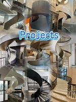 Escalier incurvé de structure en acier de villa d'intérieur de luxe avec des bandes de roulement durables de verre trempé de conception moderne adaptée aux besoins du client