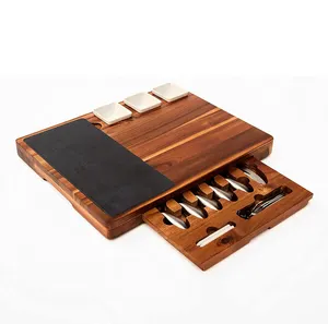 Grand coffret cadeau de charcuterie. Planche à fromage de luxe en bois d'acacia avec couteaux, ardoises et bols en acier inoxydable.