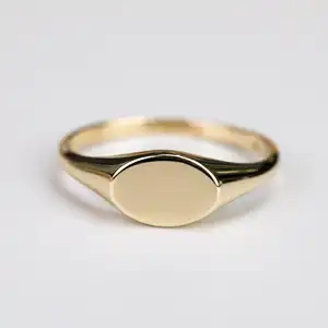 14k सोना मढ़वाया स्टेनलेस स्टील उच्च पोलिश महिलाओं के पुरुषों उत्कीर्ण प्रारंभिक नाम अंगूठी, अंडाकार अंगूठी गहने