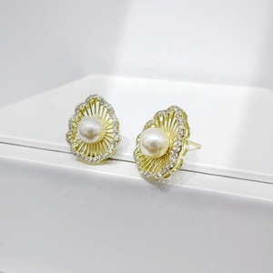 Pendientes geométricos de lujo de plata de ley S925, hipoalergénicos, redondos, chapados en oro, con perlas, para mujer, ideales para profesoras o bodas. - Product Image 4