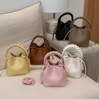 Sac seau fourre-tout 2026 Nouvelle collection été en PU tressé avec fermeture à cordon, polyvalent, porté épaule et bandoulière, design de niche