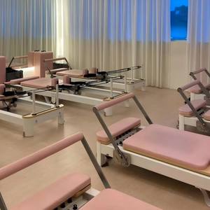 Cama de Yoga Económica Personalizada OEM para Estiramiento y Entrenamiento, Reformer de Pilates de Aluminio Ligero de la Mejor Calidad para Estudio, Color Rosa - Product Image 6