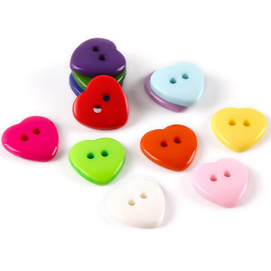 Haute qualité pas cher prix en gros 2 trous coloré en forme <span class=keywords><strong>de</strong></span> coeur en plastique résine bouton pour accessoires <span class=keywords><strong>de</strong></span> bricolage - Product Image 2