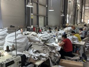 Ensemble de table et de chaises de salle à manger moderne de conception chinoise, 4 pièces, tabouret en métal rembourré en velours noir, écologique, durable, pour la maison, la cuisine, le bar - Product Image 5