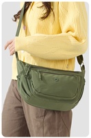 Sac à bandoulière personnalisé en gros avec logo, sac de poitrine en nylon imperméable, sac vintage pour femme, sac à bandoulière croisé en forme de lune