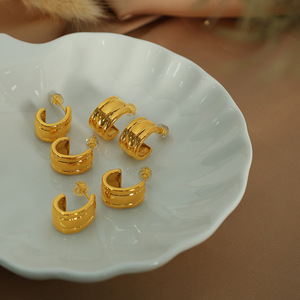 Pendientes Huggie de Oro con Forma Geométrica, Poste de Acero Inoxidable, para Uso Diario - Product Image 4