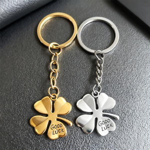 سلسلة مفاتيح معدنية على شكل ورقة البرسيم رباعية الأوراق بالجملة، تميمة حظ سعيد، حلقة مفاتيح مخصصة بشعار محفور، هدية بتشطيب ذهبي وفضي - Product Image 1