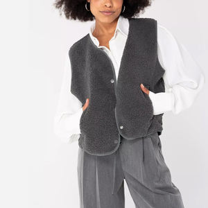 <span class=keywords><strong>Gilet</strong></span> en polaire Teddy gris foncé pour <span class=keywords><strong>femme</strong></span>, OEM personnalisé |   <span class=keywords><strong>Gilet</strong></span> à boutons avec poches latérales pour un look superposé confortable en hiver - Product Image 1