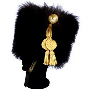 Reproduction d'un chapeau de cavalerie légère napoléonienne, type colback ou busby, généralement en fourrure noire avec un sac en tissu rouge et des cordons. - Product Image 1
