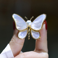 Soldes Exceptionnelles : Broches Papillon et Insectes en Cuivre Plaqué Or avec Perles d'Eau Douce Naturelles et Coquillages Méduse