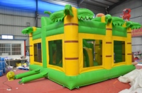 Trampoline gonflable pour fêtes commerciales, sur le thème des singes, équipé d'un souffleur, disponible à la location.
