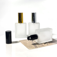 Vente en gros de flacons de parfum en verre de 50 ml, fabrication sur mesure, emballage en verre rectangulaire de luxe, flacon de parfum vide avec pompe pulvérisatrice