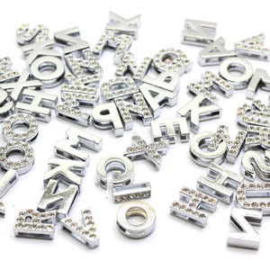 100 pièces nouvelle mode 26 lettres a à Z Alphabet breloques strass lettre pendentifs collier à faire soi-même boucles d'oreilles résultats de bijoux - Product Image 4