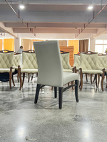 Ensemble de salle à manger moderne pour restaurant, table avec plateau HPL ignifuge et chaises avec structure en bois de caoutchouc massif pour projet commercial de café bistro