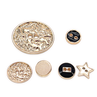 Kancing Kustom 2 Lubang Berlapis Emas dari Paduan Seng 10mm dengan Dekorasi Rhinestone Pola Bintang Hati Ramah Lingkungan untuk Kemeja Pakaian.