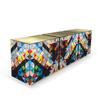 Credenze di Design Moderno per Soggiorno, Lussuose e Contemporanee, con Design Triangolare e Base in Ottone Spazzolato, a Doppio Lato con Vani Portaoggetti