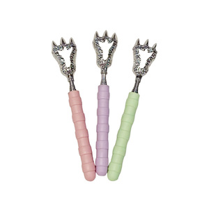 Rascador de espalda con forma de garra de dinosaurio de acero inoxidable, herramienta de masaje para aliviar la espalda y el picor con mango de agarre suave - Product Image 1