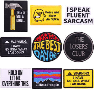 Parches de mezclilla termoadhesivos con bordado de encaje 3D de corazón redondo, con la inscripción 'Estoy trabajando, no acariciar, perro de terapia' - Product Image 2