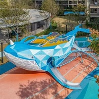Toboggan tubulaire transparent sur le thème de la baleine bleue, série d'aventure style océan, pour parcs commerciaux et complexes hôteliers en extérieur, équipement en acier inoxydable