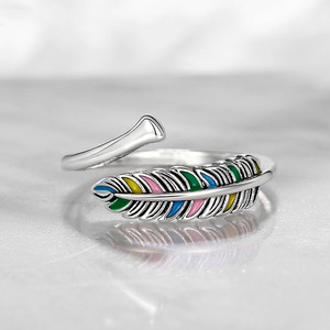 Anello con Piume Colorate per Donne, Foglia Floreale Smaltata, Regolabile, Gioiello di Moda Boho - Product Image 2