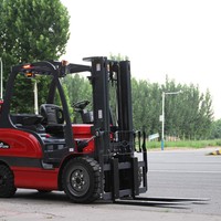 Chariot élévateur électrique à quatre roues de 3 tonnes pour expédition en conteneur, approvisionnement en vrac, revêtement anticorrosion, paramètres de travail personnalisés