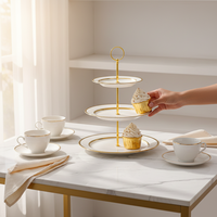 Assiette de service créative de luxe moderne américaine peinte à la main en or avec métal et céramique pour le rangement des collations lors de fêtes et l'utilisation dans le salon