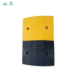 Nuevos Productos: Reductor de Velocidad de Goma de Alta Visibilidad Amarillo y Negro de 12 Pulgadas de Ancho - Product Image 3