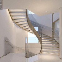 Escalier intérieur courbé de luxe avec poutres en acier courbées, marches en marbre et garde-corps en verre
