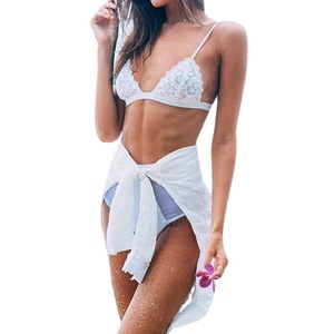 Conjunto de Bikini Sexy de Encaje Blanco con Escote Profundo en V y Diseño Calado de Tres Piezas para la Playa - Product Image 4