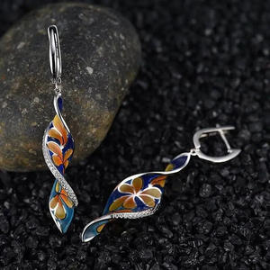 Boucles d'oreilles pendantes en forme de fleur plaquées argent pour femmes, bijoux de fête vintage en alliage avec design en émail bleu et orange - Product Image 5