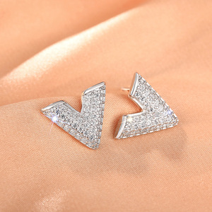Orecchini a Forma di Lettera V per Donne, Gioielli Minimalisti Scintillanti alla Moda - Product Image 3