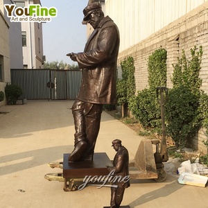 YOUFINE, tamaño real o gran fundición, arte, bar al aire libre, decoración al aire libre, estatua de hombre de pie de bronce con una taza de cerveza a la venta - Product Image 4